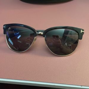 Tom Ford sunglasses! These black and gold sunglasses.